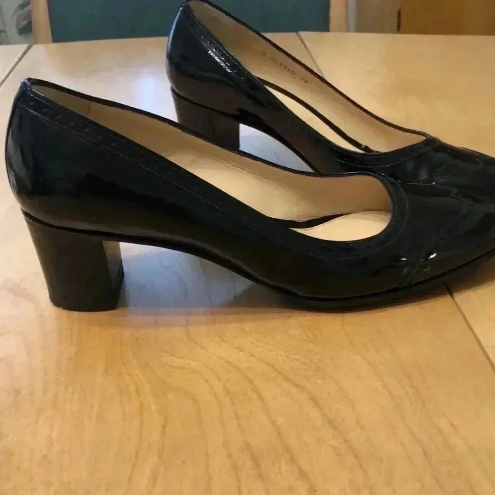 Tanino Crisci handmade in Italy black leather pumps.